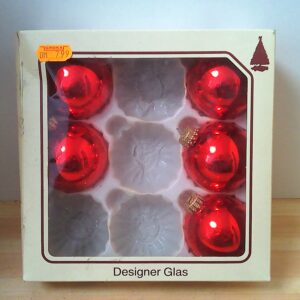 Fünf Rote Kristbaumkugeln