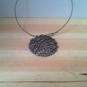 Silberfarbene Brosche mit Halsband