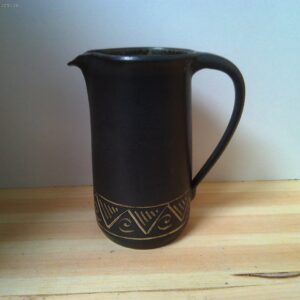 Großer Dunkelbrauner Keramikkrug mit Muster