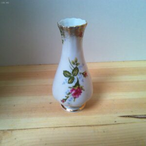 Elegante sehr schöne kleine Blumenwase aus Porzellan