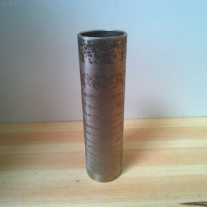 Stylische schlanke Röhrenwase mit Verzierungen