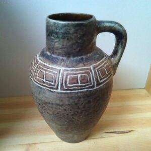 Großer Massiver Steingut Krug mit Antiker Musterung