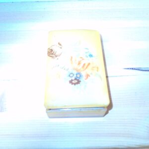 Kleine Metallschachtel mit Motiven