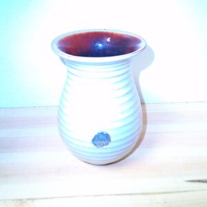 Kleiner Weißer Keramiktopf mit Rillenmuster