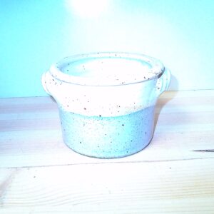 Kleines weißes Keramiktöpfchen