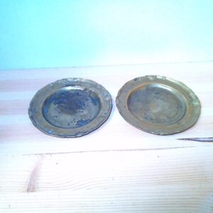 Zwei kleine Zinn Becherunterleger