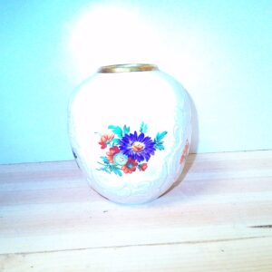 Hübsche kleine Wase mit Verzierung