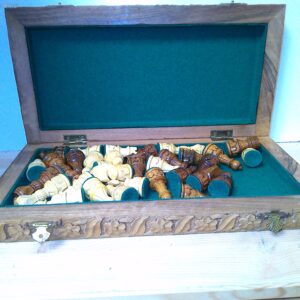 Antikes-Schachspiel-mit-Verzierten-Holzrahmen-Sehr-Edel