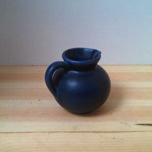 Hübscher kleiner dunkelblauer Keramikkrug
