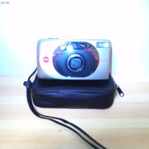 Kleine silberne Pocketkamera mit Lederetui