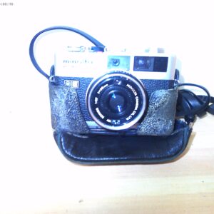 Kleiner schwarz/ silberner Fotoapparat mit Lederetui