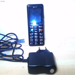 Kleines schwarzes Mobiltelefon mit Ladekabel