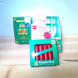 Vier Packungen Rote Stabkerzen