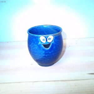 Kleiner Blauer Tonbecher mit Lustigen Gesicht
