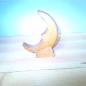 Kleiner aus Holz geschnitzter Halbmond