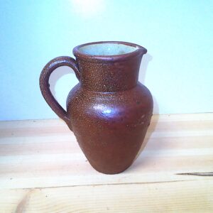 Kleiner Brauner Keramikkrug mit Henkel
