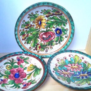 Drei große schöne Massive Keramikteller mit Glasierten Blumenmuster