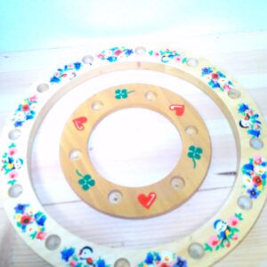 Zwei Teelicht Holzkranzhalter