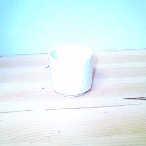 Kleiner weißer Porzellantopf