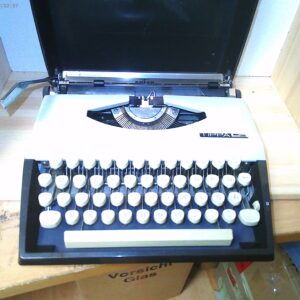 Klassische Adler Schreibmaschine in Weiß