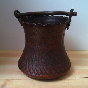 Gusseiserner Henkeltopf in Antiken Kupfermuster