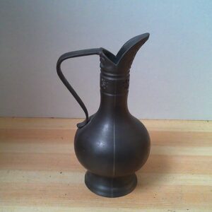 Kleiner Zinnkrug mit Schnabelausguß