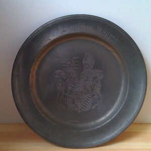 Antiker Zinnteller mit Wappenprägung