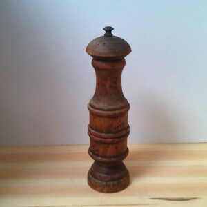 Klassische Rustikale Pfeffermühle aus Holz
