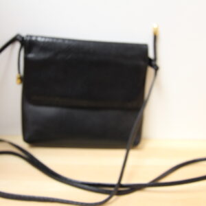 Kleine schwarze Damenhandtasche aus Leder mit umhänge Riemen