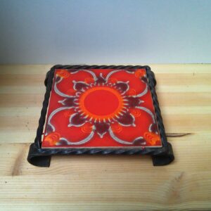 Warmhaltekachel aus Keramik und Gusseisen Rot