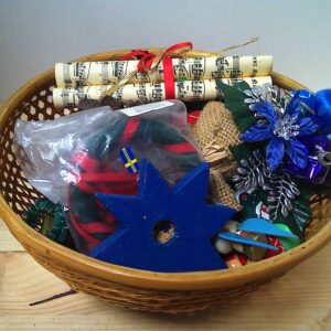 Rundes Bastkörbchen mit allerlei Weihnachtsdeko