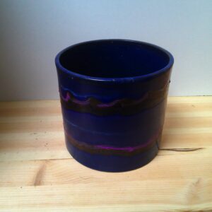 Großer Blauer Blumentopf mit Zierrändern