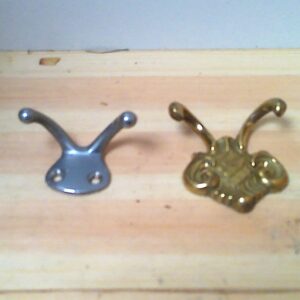 Zwei kleine Massive Metallkleiderhaken