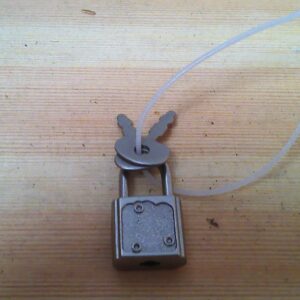 Kleines Spindschloß mit zwei Schlüsseln