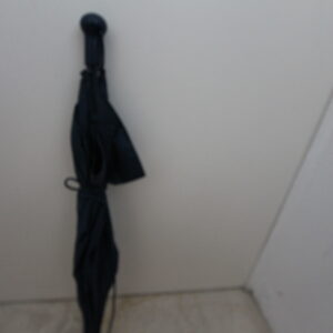 Dunkelblauer Regenschirm mit Holzknauf