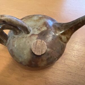 Antikes Ölkännchen aus glasiertem Ton mit Korkverschluss