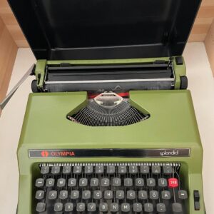 Olympia Schreibmaschine „splendid“ – tragbar mit Hartschalenkoffer – Olivgrün, voll funktionsfähig