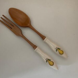 Salatbesteck mit Birnenmotiv – Holz und Keramikgriff