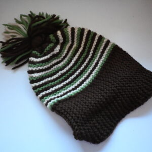 Handgestrickte Bommelmütze braun-grün-weiß, warm und gemütlich