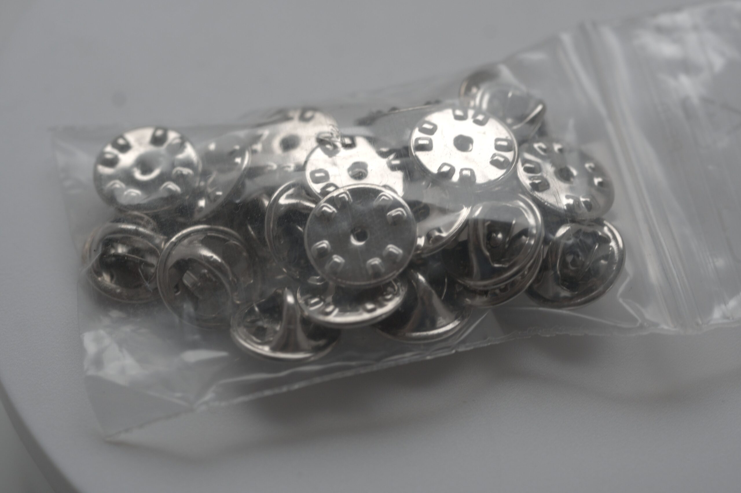 Butterfly Pin-Verschlüsse für Anstecker & Badges (25 Stück) – Bild 2