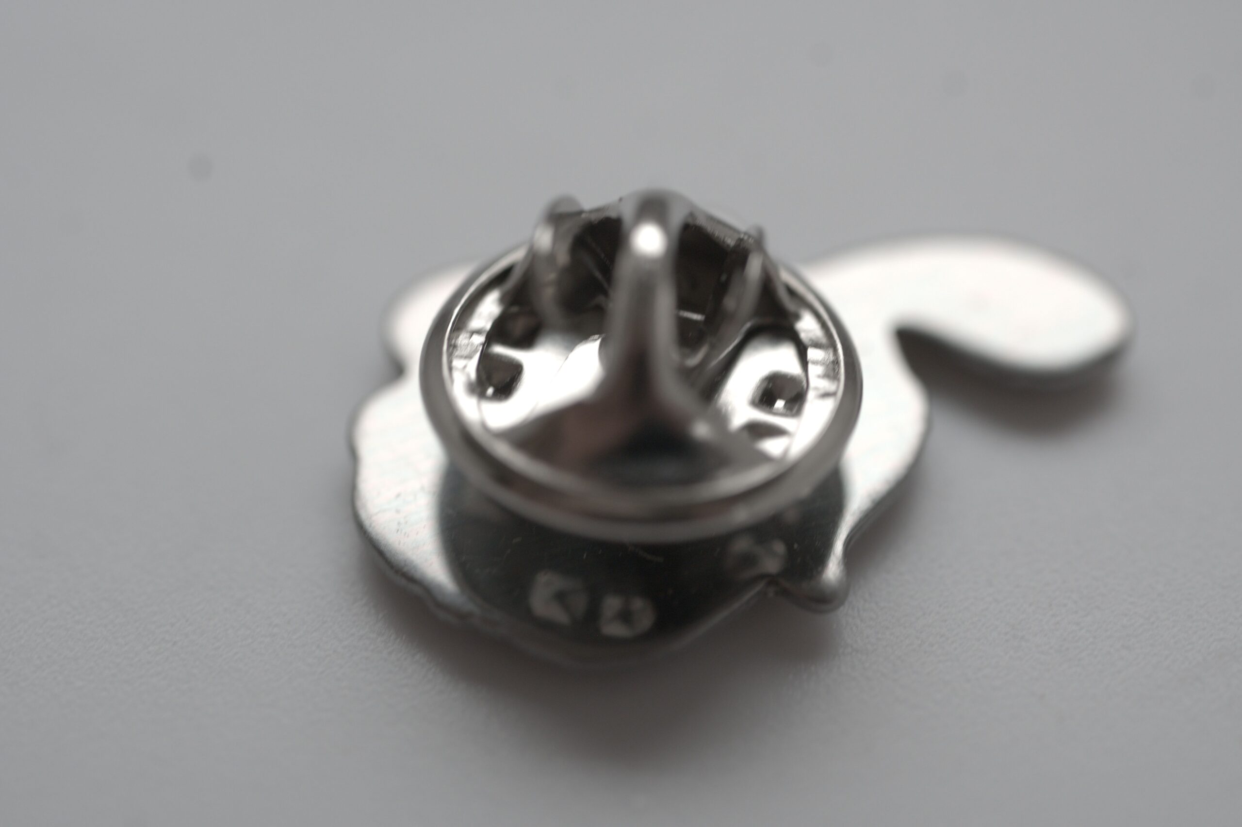 Comic Hund Ansteckpin – lustiger Cartoon-Hund aus Metall – Bild 2