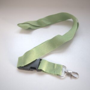 Grünes Schlüsselband mit Sicherheitsverschluss und Karabinerhaken