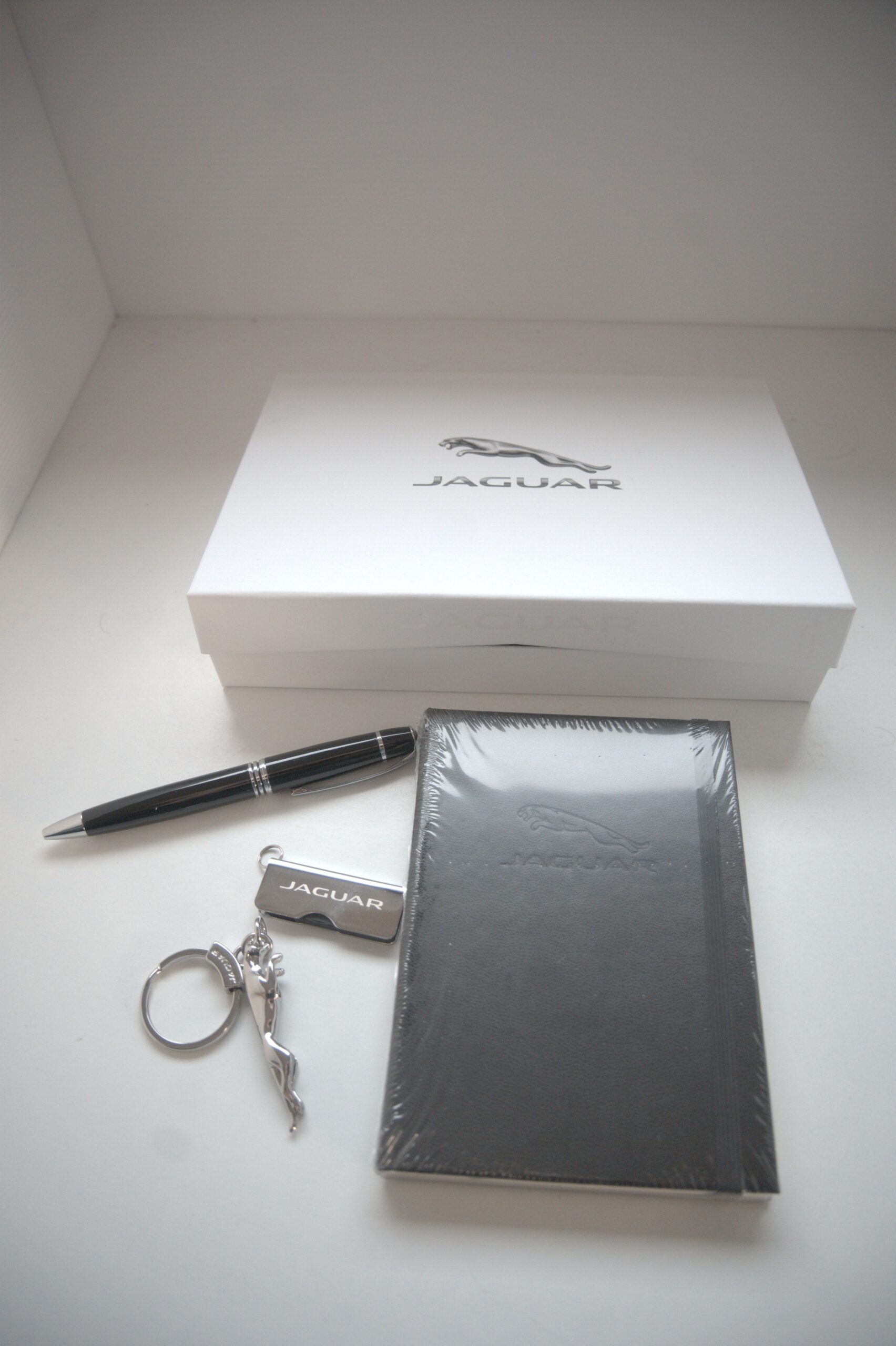 Jaguar Geschenkset – Stift, Notizbuch, USB-Stick & Schlüsselanhänger – Bild 2