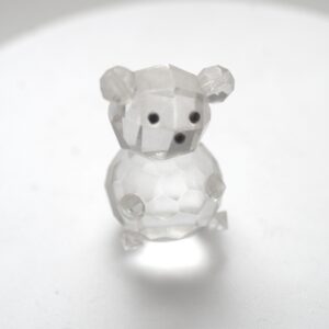 Glasfigur Bär – facettiertes Design, sitzend
