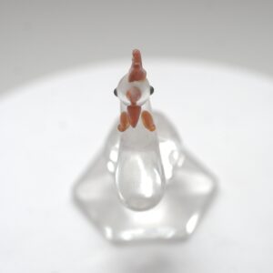 Glasfigur Hahn auf facettiertem Sockel – Tierfigur aus Glas