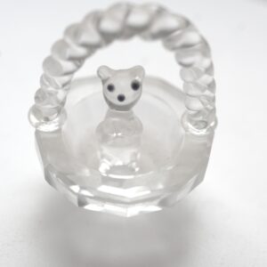 Glasfigur Katze im Korb – transparente Glasfigur mit Henkel