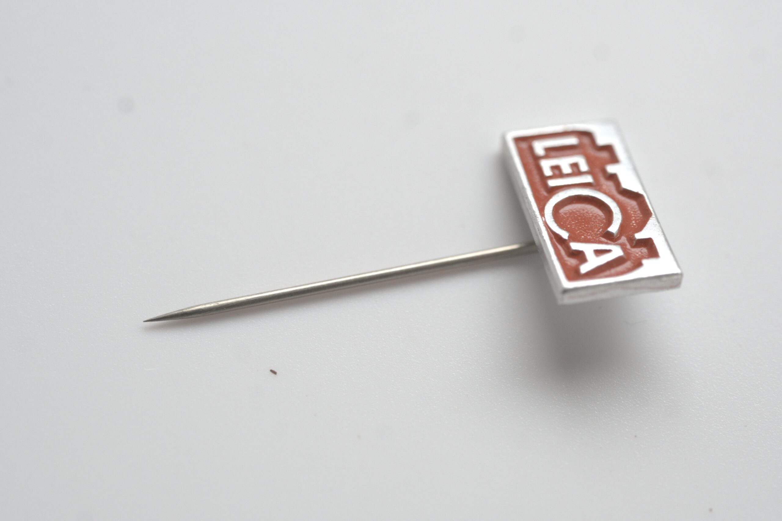 Leica Anstecknadel – klassisches Logo-Design – Bild 2