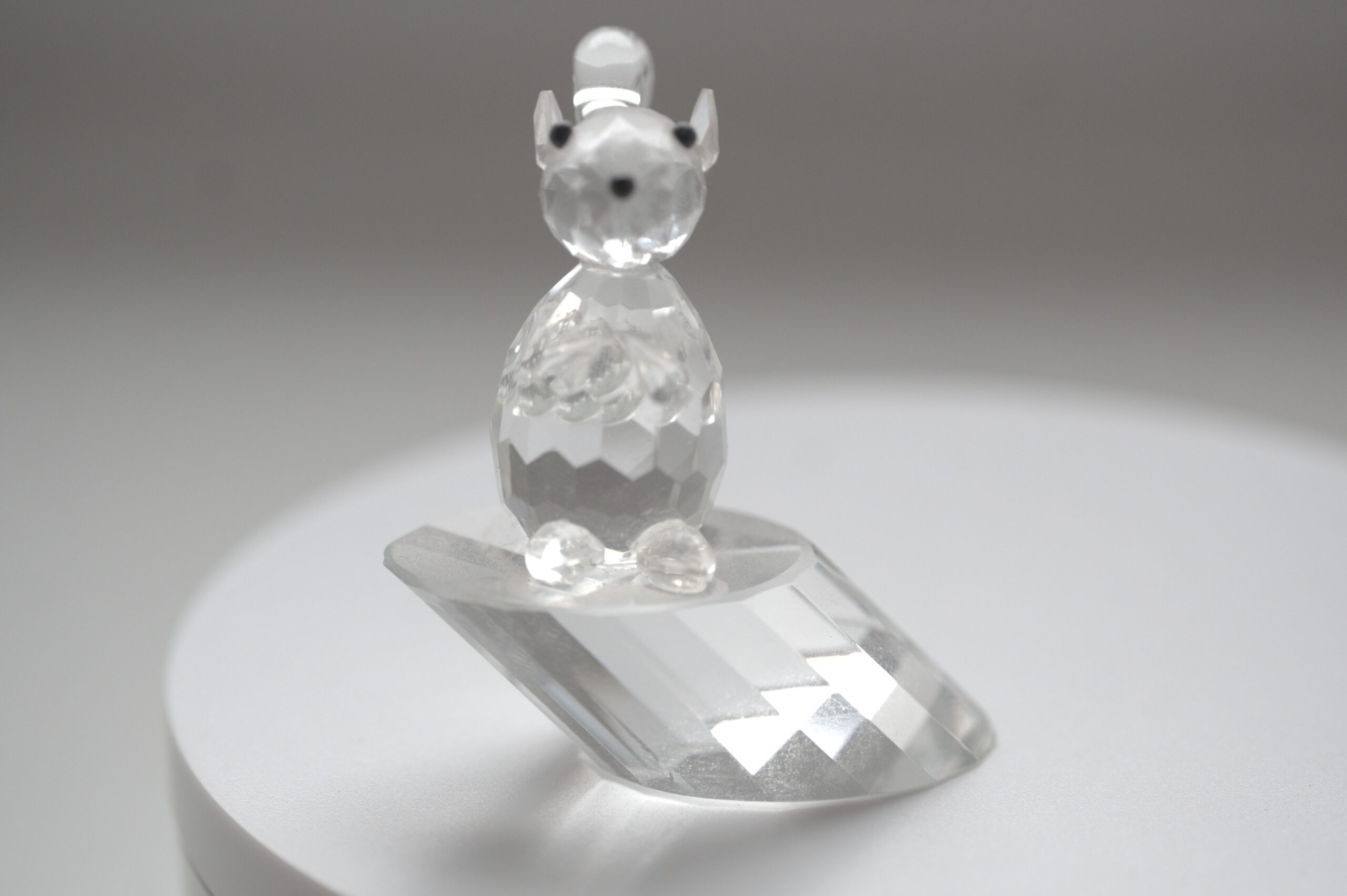 Glasfigur Maus auf facettiertem Sockel – transparente Dekofigur