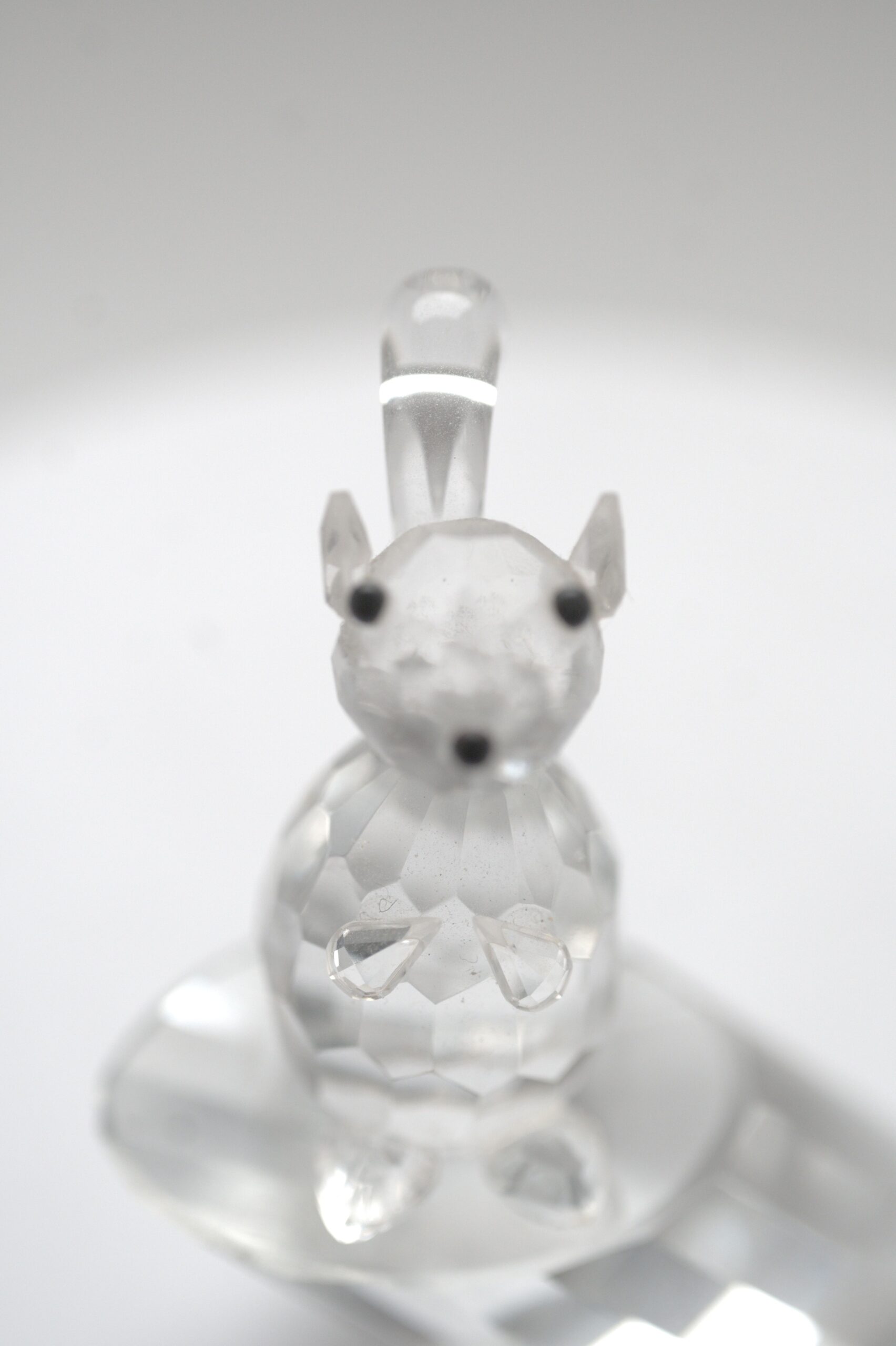 Glasfigur Maus auf facettiertem Sockel – transparente Dekofigur – Bild 5