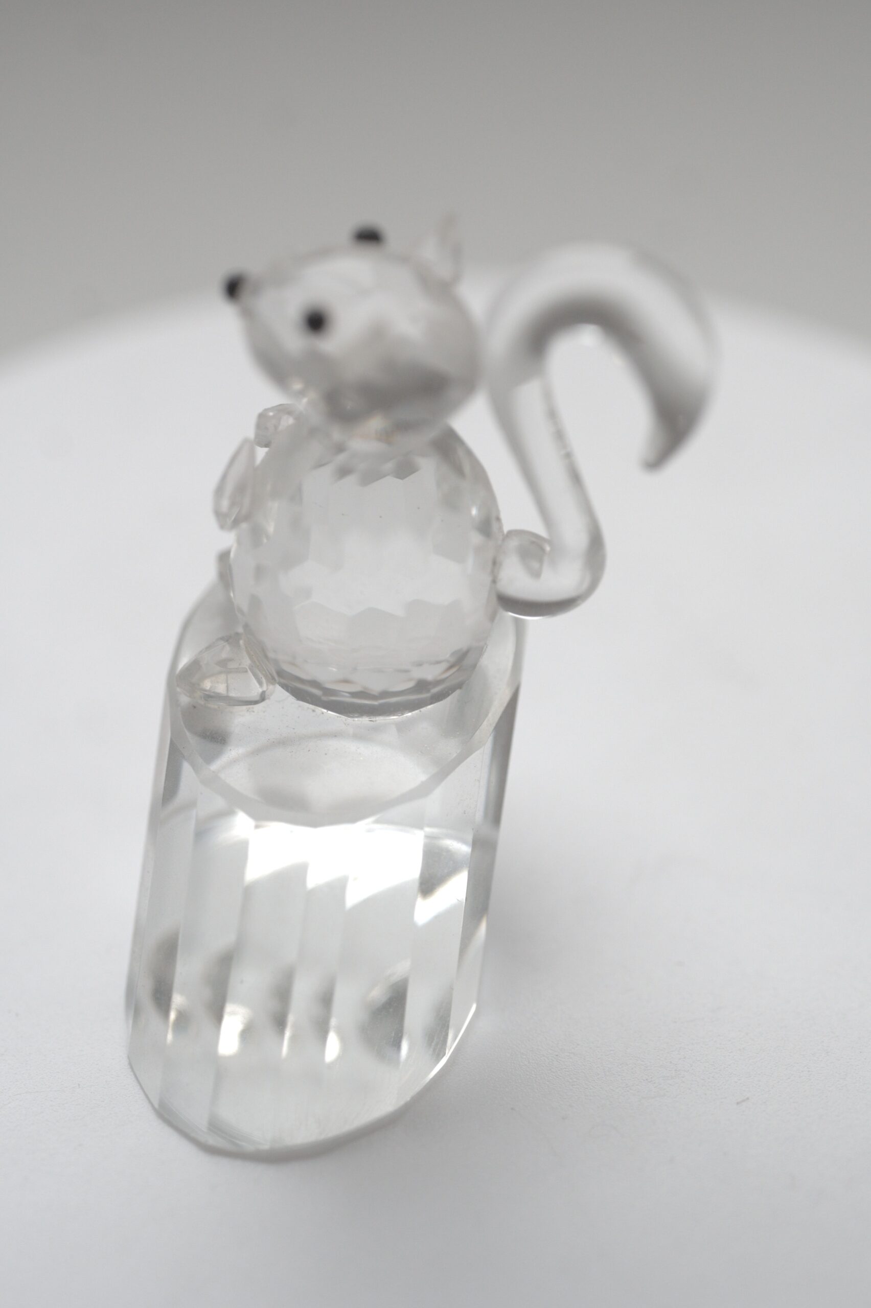 Glasfigur Maus auf facettiertem Sockel – transparente Dekofigur – Bild 4